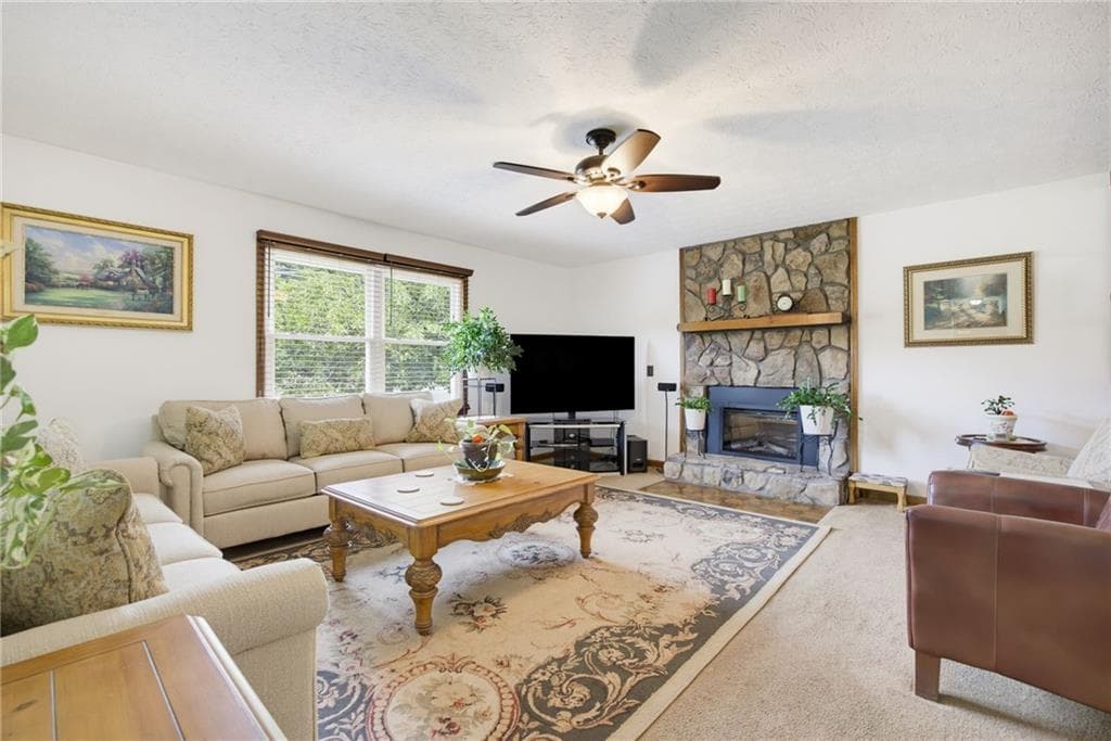 3 bedroom, 2 bathroom, 1,616 sq ft single family residence under contract at 1090 Hickory Road, Canton, GA 30115 — photo 5