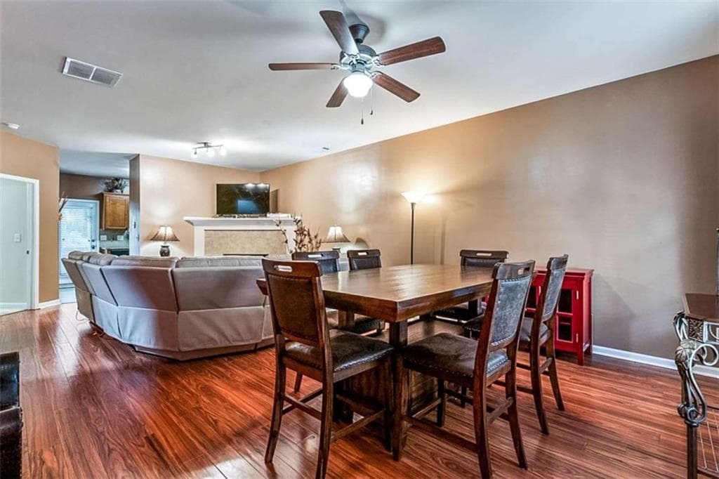 4 bedroom, 3 bathroom, 2,096 sq ft townhouse for sale at 2904 Ridgeview Drive, Atlanta, GA 30331 — photo 2