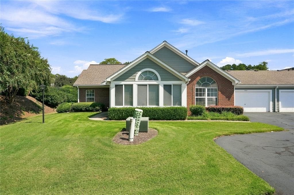 2 bedroom, 2 bathroom, 1,336 sq ft condominium under contract at 2112 Carefree Circle 2, Marietta, GA 30062