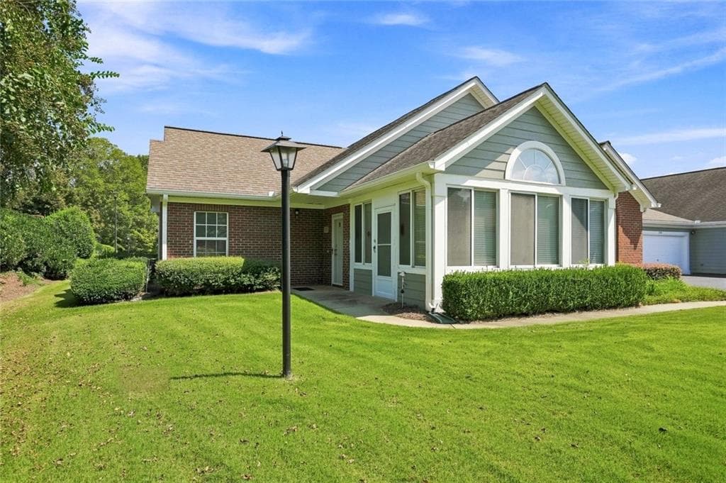 2 bedroom, 2 bathroom, 1,336 sq ft condominium under contract at 2112 Carefree Circle 2, Marietta, GA 30062 — photo 2