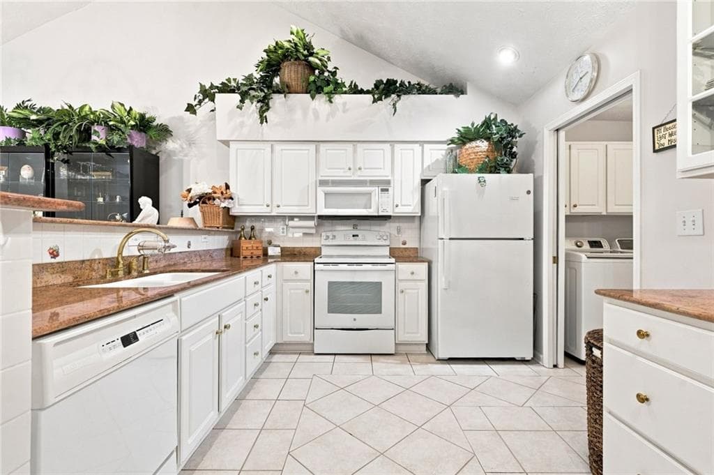 2 bedroom, 2 bathroom, 1,336 sq ft condominium under contract at 2112 Carefree Circle 2, Marietta, GA 30062 — photo 9