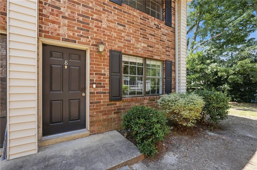 2 bedroom, 2 bathroom, 928 sq ft condominium under contract at 1235 Riverside Drive C-8, Gainesville, GA 30501