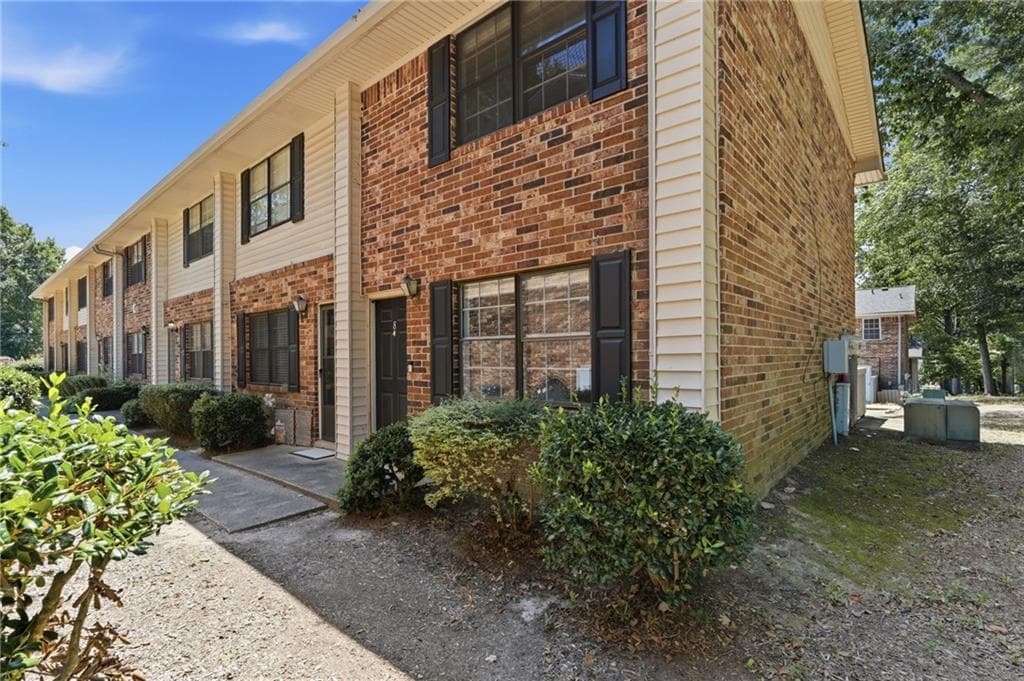 2 bedroom, 2 bathroom, 928 sq ft condominium under contract at 1235 Riverside Drive C-8, Gainesville, GA 30501 — photo 2