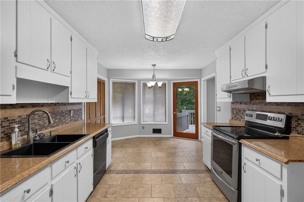 3 bedroom, 3 bathroom, 2,047 sq ft single family residence for sale at 15 Hinton Court, Dacula, GA 30019 — photo 5