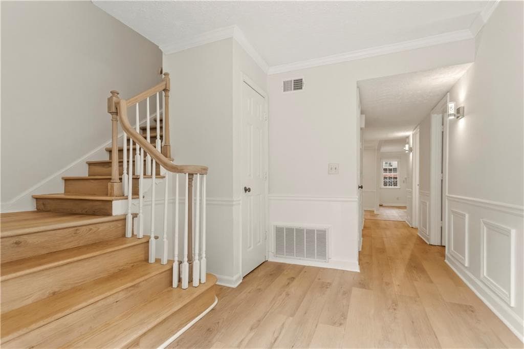 3 bedroom, 3 bathroom, 2,328 sq ft townhouse for sale at 4101 Dunwoody Club Drive 31, Atlanta, GA 30350 — photo 7