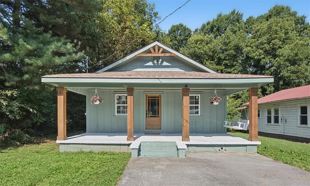 3 bedroom, 1 bathroom, 962 sq ft single family residence for sale at 607 Harlan Street, Calhoun, GA 30701