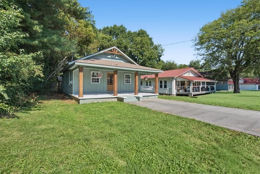 3 bedroom, 1 bathroom, 962 sq ft single family residence for sale at 607 Harlan Street, Calhoun, GA 30701 — photo 2