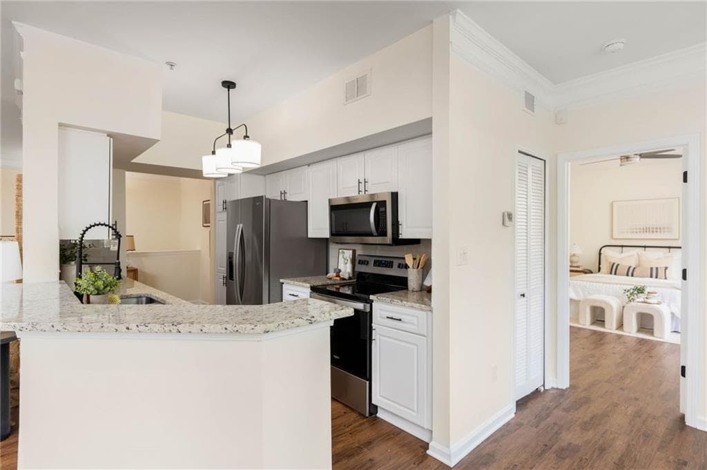 2 bedroom, 2 bathroom, 1,673 sq ft condominium for sale at 200 Renaissance Parkway 215, Atlanta, GA 30308 — photo 9