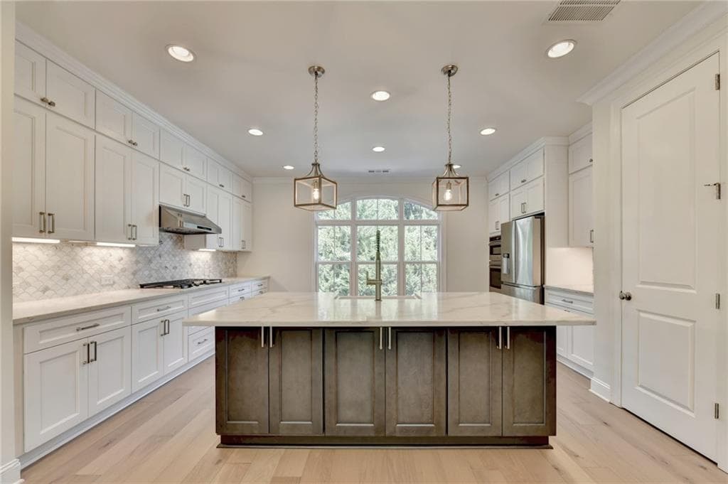 4 bedroom, 4 bathroom, 2,388 sq ft townhouse for sale at 1701 Kenstone Walk, Dunwoody, GA 30338 — photo 2