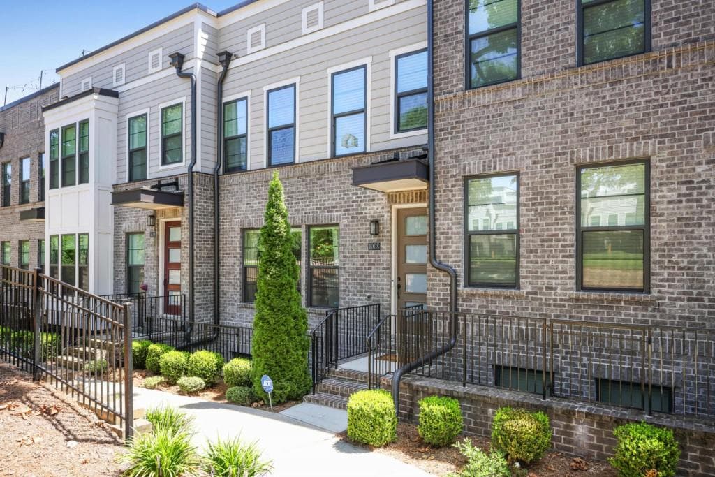 3 bedroom, 5 bathroom, 2,656 sq ft townhouse for sale at 1008 Burnside Lane, Atlanta, GA 30318 — photo 2