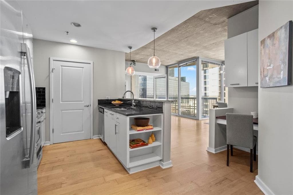 2 bedroom, 2 bathroom, 1,223 sq ft condominium for sale at 3324 Peachtree Road 901, Atlanta, GA 30326 — photo 7