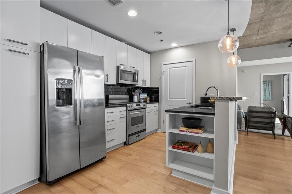 2 bedroom, 2 bathroom, 1,223 sq ft condominium for sale at 3324 Peachtree Road 901, Atlanta, GA 30326 — photo 8