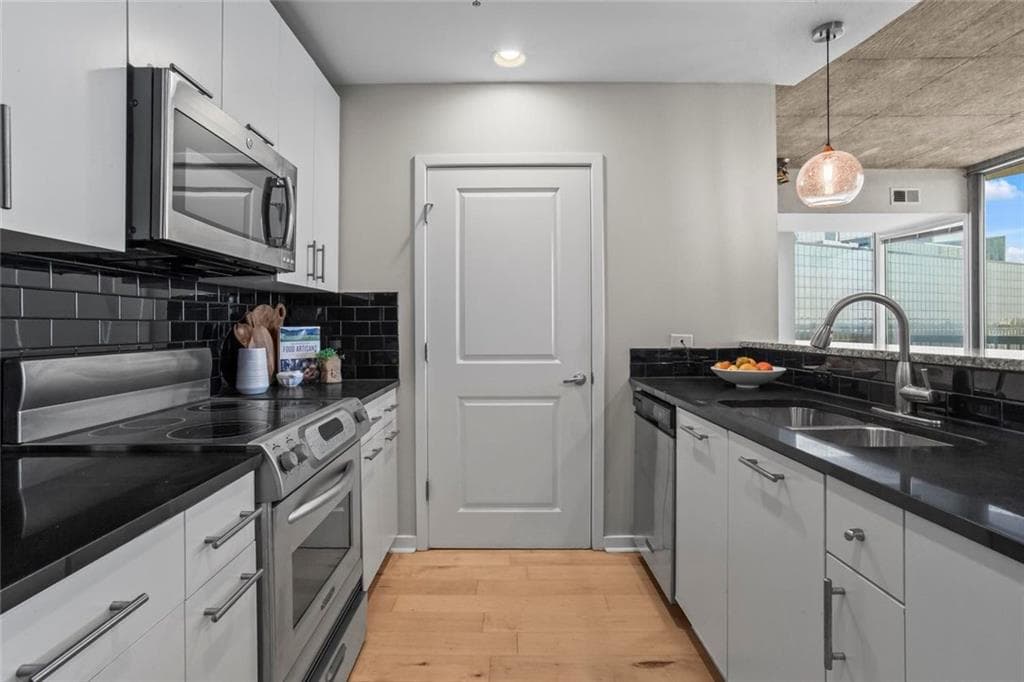 2 bedroom, 2 bathroom, 1,223 sq ft condominium for sale at 3324 Peachtree Road 901, Atlanta, GA 30326 — photo 9
