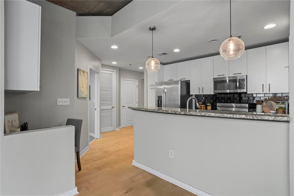 2 bedroom, 2 bathroom, 1,223 sq ft condominium for sale at 3324 Peachtree Road 901, Atlanta, GA 30326 — photo 10