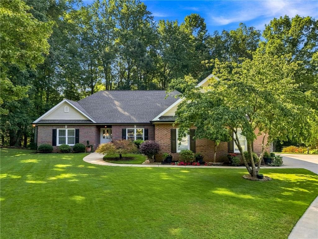 4 bedroom, 3 bathroom, 3,592 sq ft single family residence under contract at 4031 Princeton Place, Gainesville, GA 30507 — photo 3