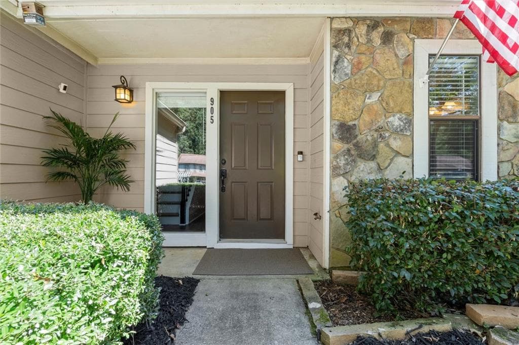 3 bedroom, 3 bathroom, 1,739 sq ft single family residence under contract at 905 Laurel Mill Drive, Roswell, GA 30076 — photo 2