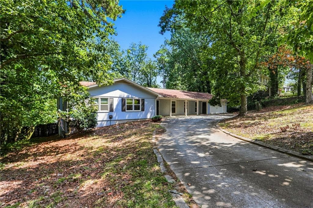 4 bedroom, 2 bathroom, 3,024 sq ft single family residence for sale at 2324 Sussex Court, Snellville, GA 30078 — photo 2
