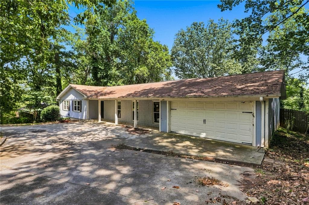 4 bedroom, 2 bathroom, 3,024 sq ft single family residence for sale at 2324 Sussex Court, Snellville, GA 30078 — photo 3