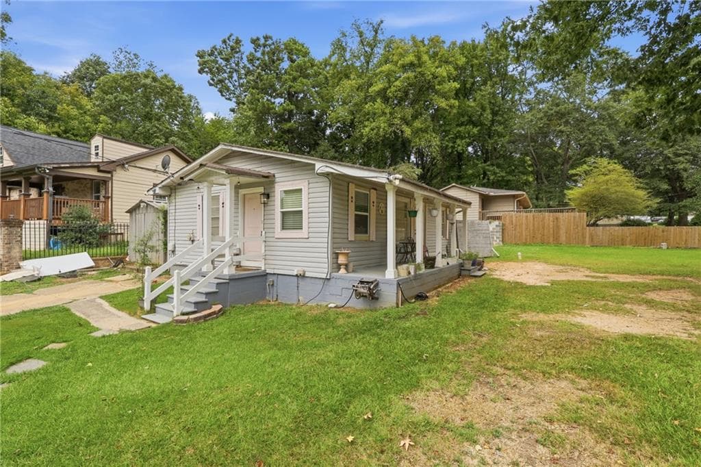 3 bedroom, 1 bathroom, 864 sq ft single family residence under contract at 135 N Woodland Drive, Atlanta, GA 30340 — photo 2