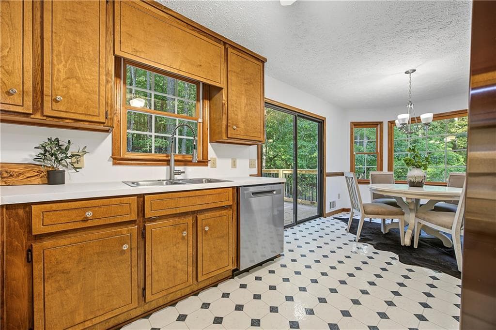 3 bedroom, 2 bathroom, 1,550 sq ft single family residence under contract at 1955 Mountain Trace, Canton, GA 30114 — photo 7