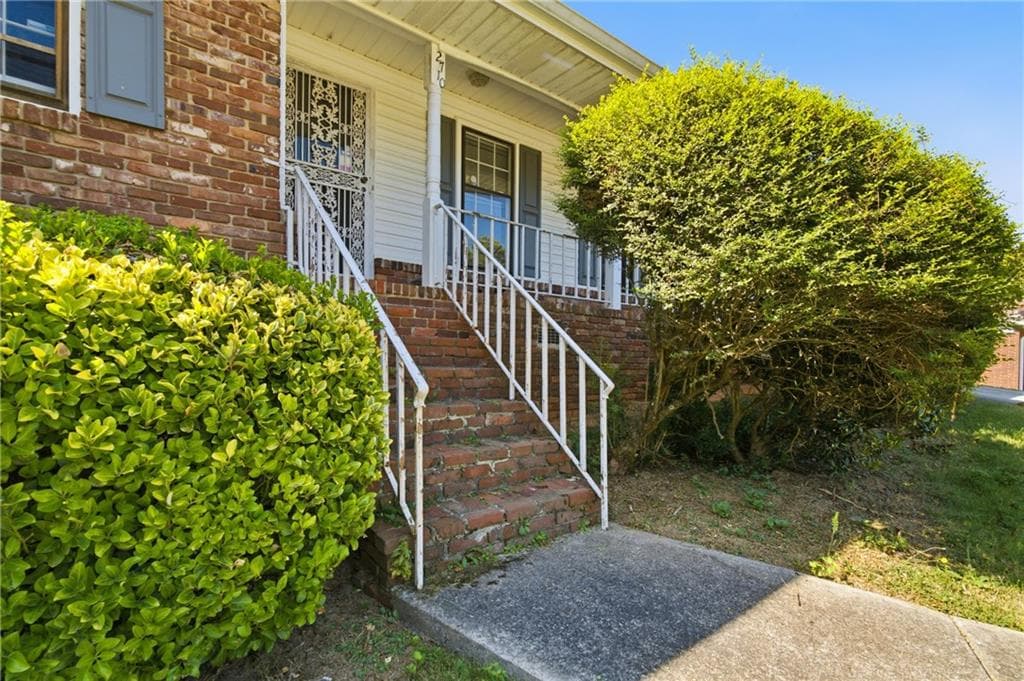 4 bedroom, 4 bathroom, 1,824 sq ft single family residence under contract at 2710 Tanglewood Trail, Atlanta, GA 30344 — photo 2