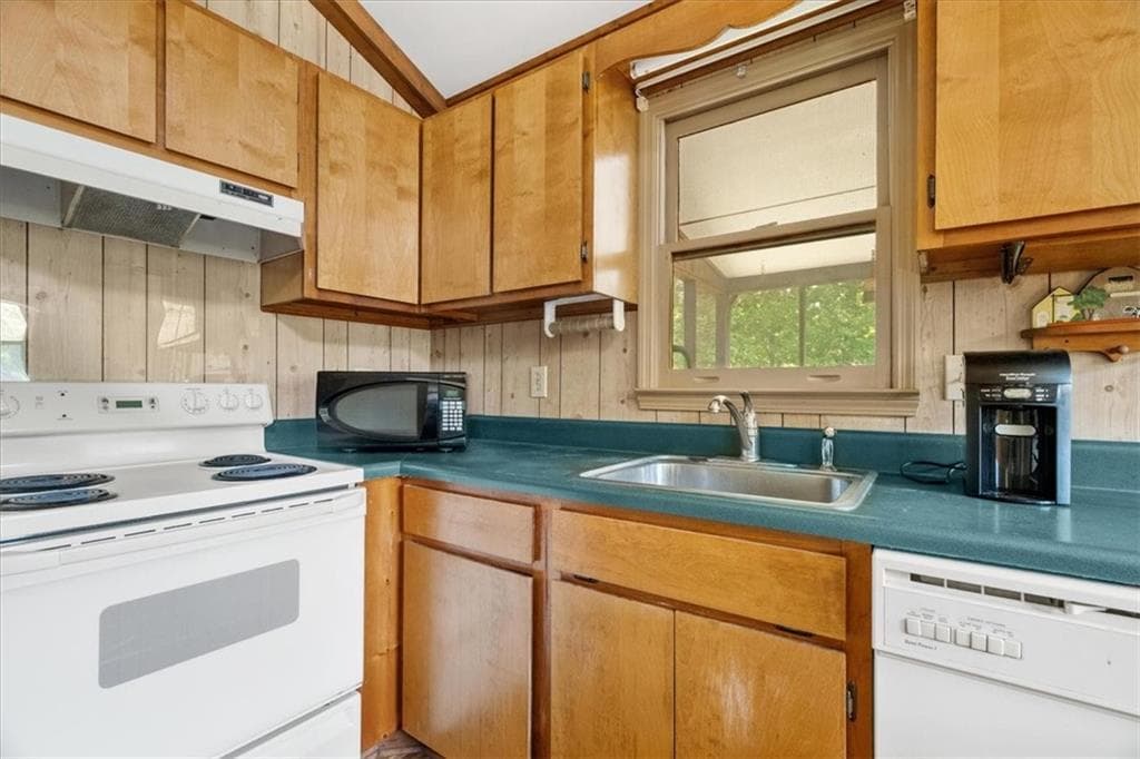 2 bedroom, 1 bathroom, 768 sq ft single family residence under contract at 764 N Dick Creek Road, La Fayette, GA 30728 — photo 9