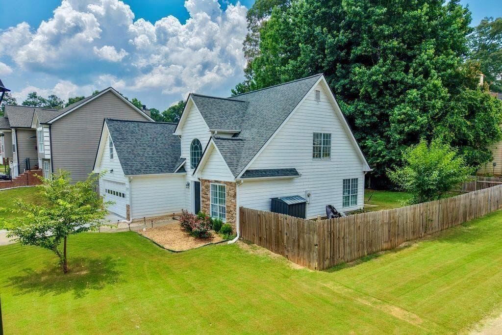 4 bedroom, 3 bathroom, 1,810 sq ft single family residence for sale at 225 Shadetree Lane, Lawrenceville, GA 30044 — photo 2