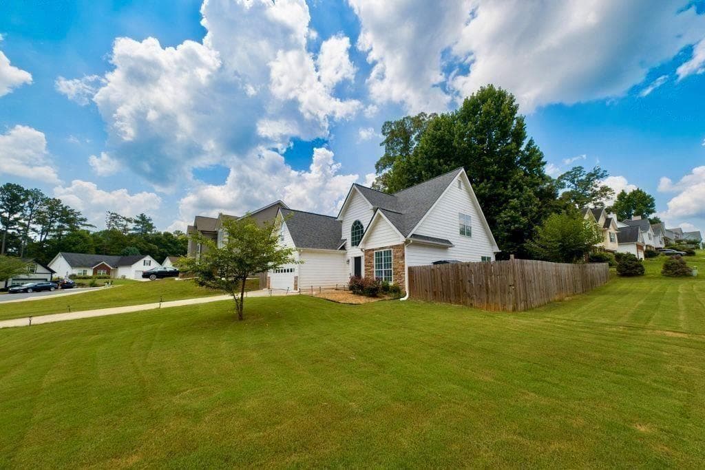 4 bedroom, 3 bathroom, 1,810 sq ft single family residence for sale at 225 Shadetree Lane, Lawrenceville, GA 30044 — photo 4