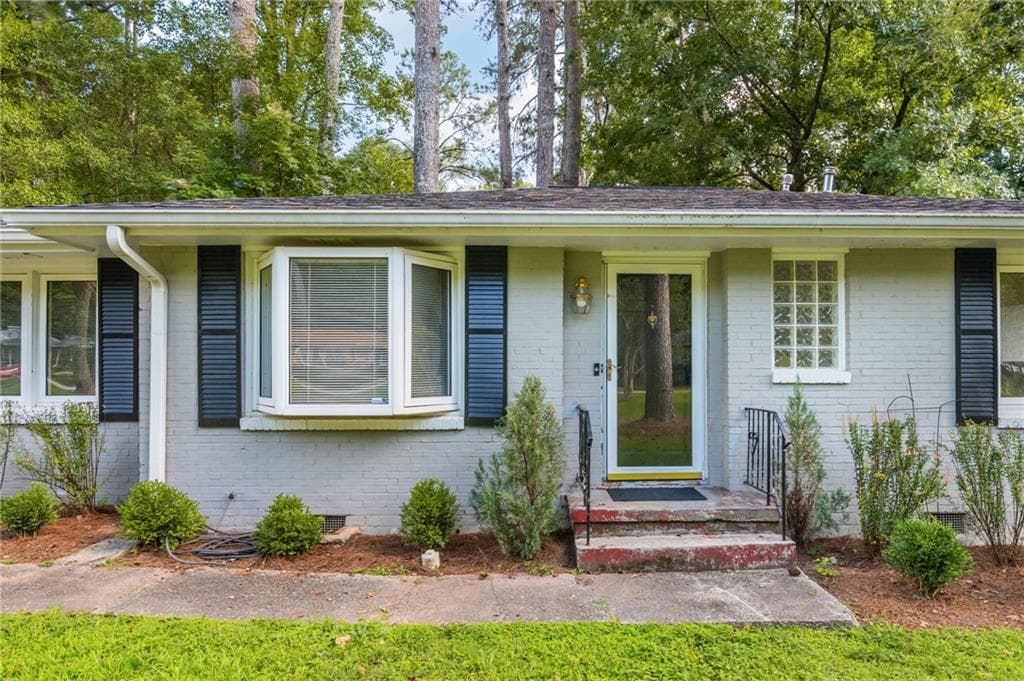 2 bedroom, 2 bathroom, 1,396 sq ft single family residence for sale at 2347 Hunting Valley Drive, Decatur, GA 30033 — photo 2