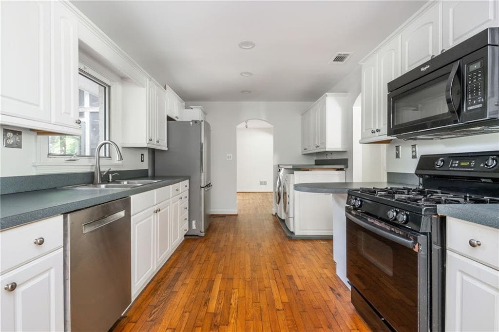 2 bedroom, 2 bathroom, 1,396 sq ft single family residence for sale at 2347 Hunting Valley Drive, Decatur, GA 30033 — photo 4