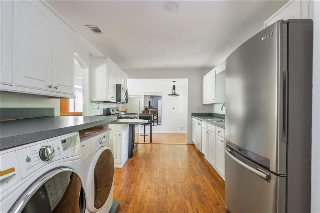 2 bedroom, 2 bathroom, 1,396 sq ft single family residence for sale at 2347 Hunting Valley Drive, Decatur, GA 30033 — photo 6