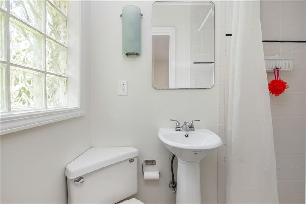 2 bedroom, 2 bathroom, 1,396 sq ft single family residence for sale at 2347 Hunting Valley Drive, Decatur, GA 30033 — photo 10