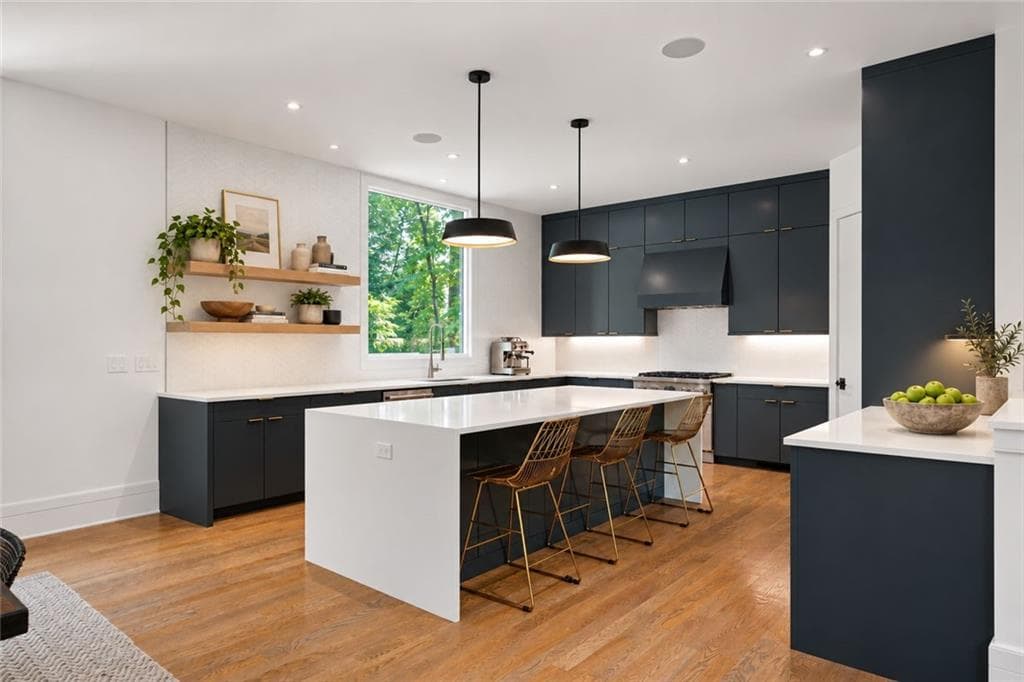 5 bedroom, 6 bathroom, 3,816 sq ft single family residence for sale at 585 Mountain Way, Atlanta, GA 30342 — photo 3