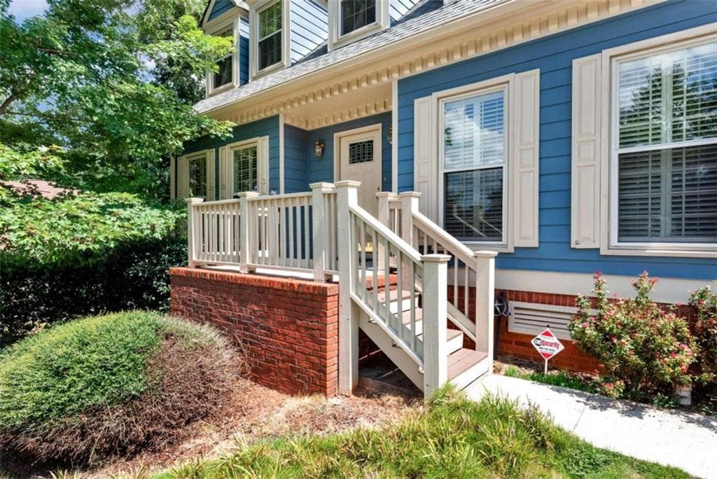 3 bedroom, 3 bathroom, 2,060 sq ft single family residence under contract at 2462 Collins Port Cove, Suwanee, GA 30024 — photo 3