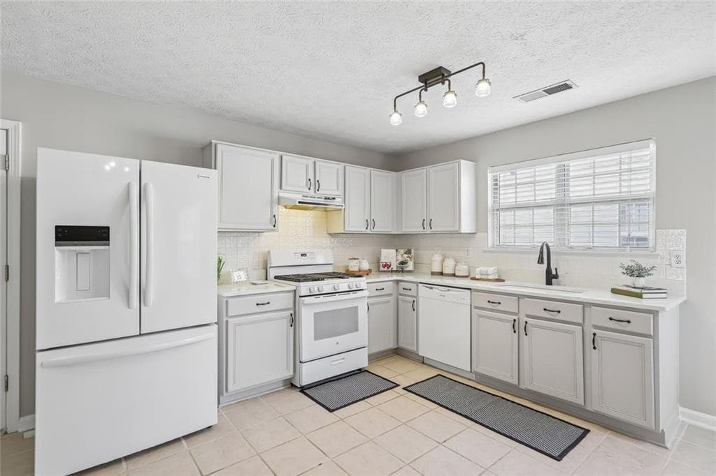 3 bedroom, 3 bathroom, 2,216 sq ft single family residence under contract at 2375 Ashton Drive, Roswell, GA 30076 — photo 3