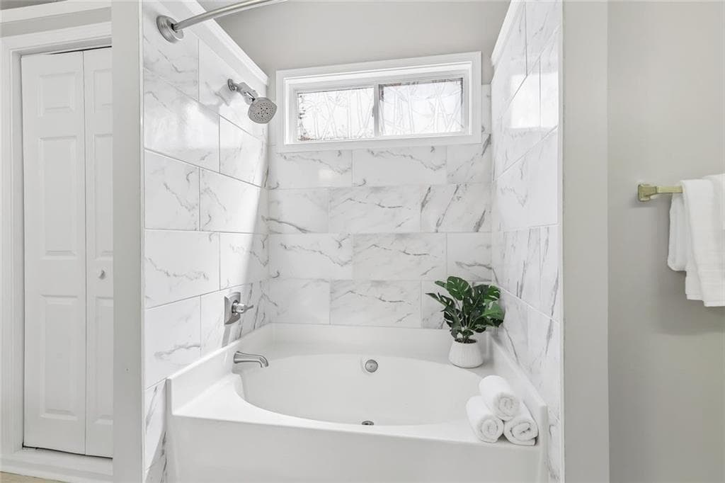 3 bedroom, 3 bathroom, 2,216 sq ft single family residence under contract at 2375 Ashton Drive, Roswell, GA 30076 — photo 5
