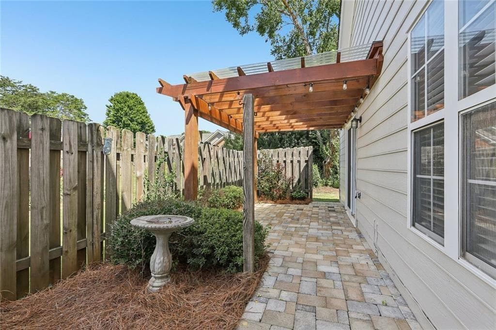3 bedroom, 3 bathroom, 2,216 sq ft single family residence under contract at 2375 Ashton Drive, Roswell, GA 30076 — photo 7