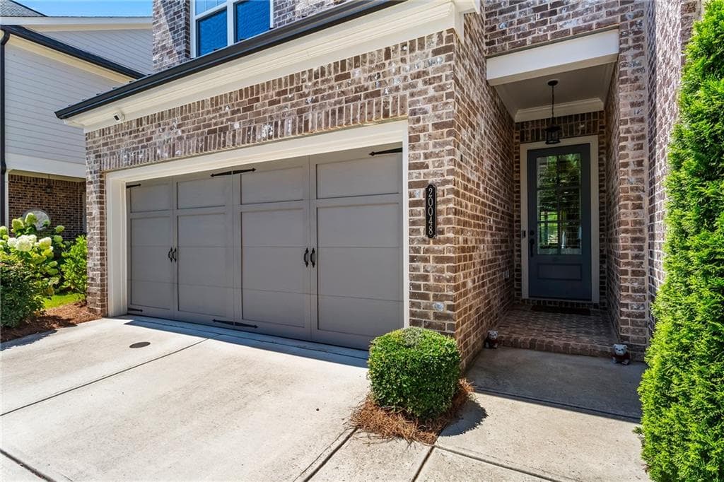 4 bedroom, 4 bathroom, 2,555 sq ft townhouse for sale at 20048 Windalier Way, Roswell, GA 30076 — photo 2