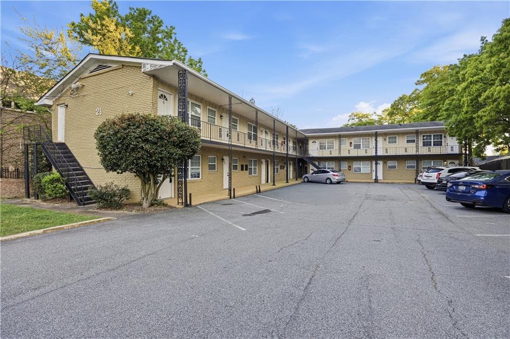 1 bedroom, 1 bathroom, 556 sq ft apartment for rent at 21 Delmont Drive NE 7, Atlanta, GA 30305 for $1,300 a month — photo 2