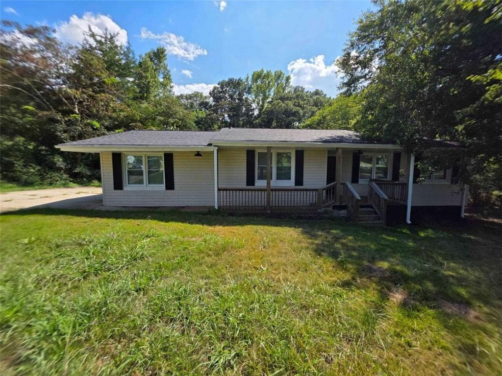 3 bedroom, 2 bathroom, 1,603 sq ft single family residence for sale at 527 Walton Road, Monroe, GA 30656 — photo 1 of 23