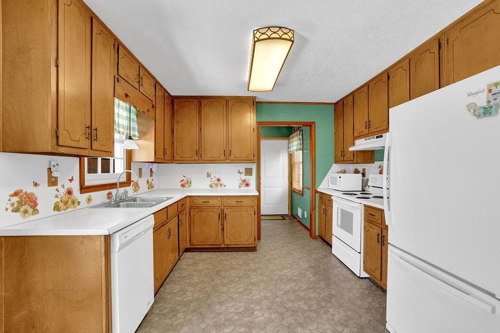3 bedroom, 3 bathroom, 2,270 sq ft single family residence for sale at 1480 Pinyon Place, Lawrenceville, GA 30043 — photo 4