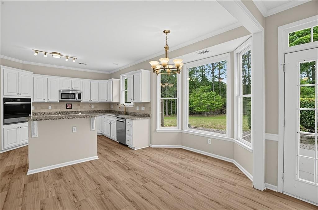 5 bedroom, 3 bathroom, 2,789 sq ft single family residence for sale at 110 Hidden Lake, Fayetteville, GA 30215 — photo 6