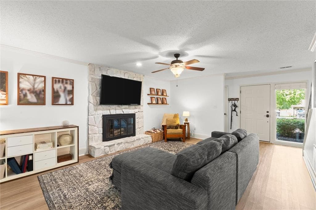 3 bedroom, 3 bathroom, 1,739 sq ft single family residence under contract at 905 Laurel Mill Drive, Roswell, GA 30076 — photo 5