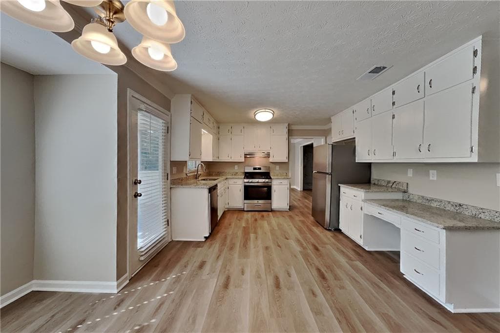 3 bedroom, 2 bathroom, 2,681 sq ft single family residence for rent at 5054 Arbor Lane, Lilburn, GA 30047 for $2,550 a month — photo 4