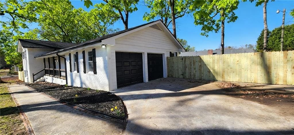 4 bedroom, 2 bathroom, 2,297 sq ft single family residence for rent at 1390 White Oak St SE, Conyers, GA 30013 for $2,450 a month — photo 2