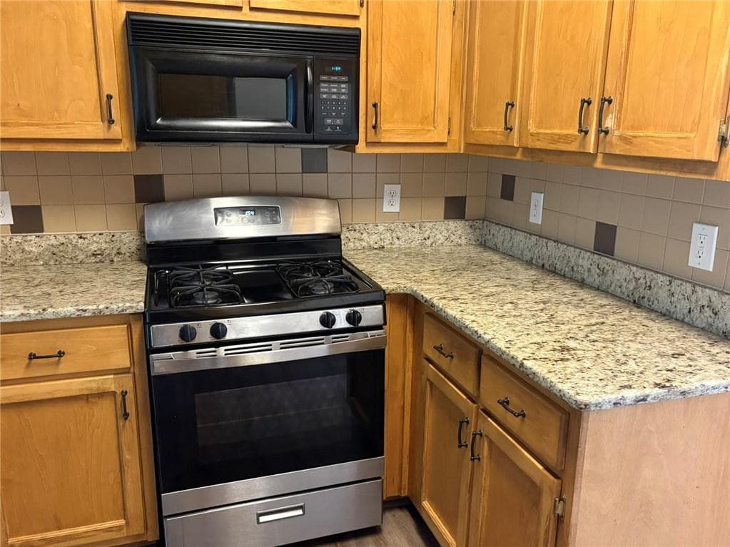4 bedroom, 3 bathroom, 1,308 sq ft single family residence for sale at 130 Cutstone Court, Fayetteville, GA 30215 — photo 6
