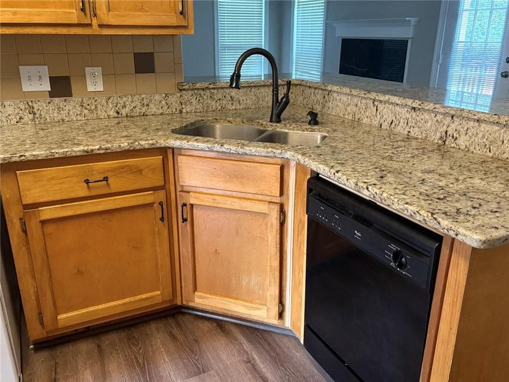 4 bedroom, 3 bathroom, 1,308 sq ft single family residence for sale at 130 Cutstone Court, Fayetteville, GA 30215 — photo 7