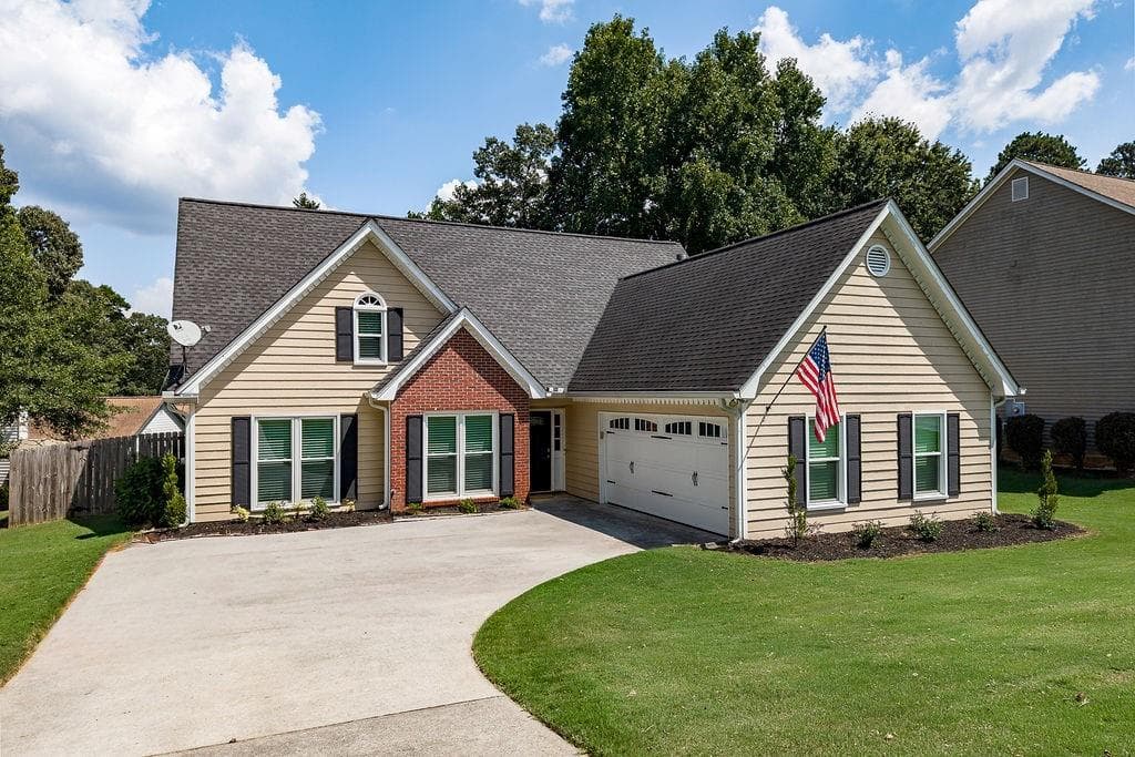 4 bedroom, 3 bathroom, 2,001 sq ft single family residence for sale at 5685 Sugar Crossing Drive, Sugar Hill, GA 30518 — photo 2