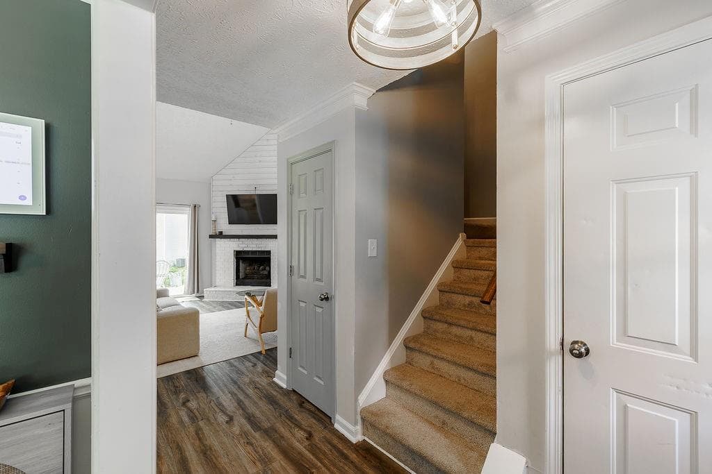4 bedroom, 3 bathroom, 2,001 sq ft single family residence for sale at 5685 Sugar Crossing Drive, Sugar Hill, GA 30518 — photo 4