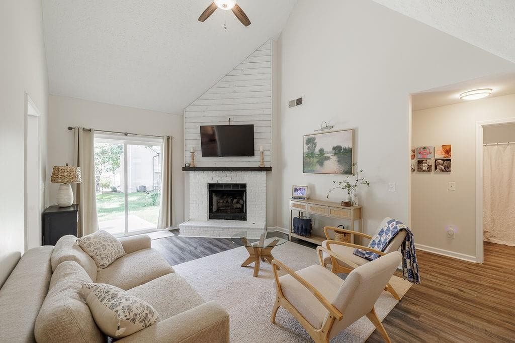 4 bedroom, 3 bathroom, 2,001 sq ft single family residence for sale at 5685 Sugar Crossing Drive, Sugar Hill, GA 30518 — photo 7
